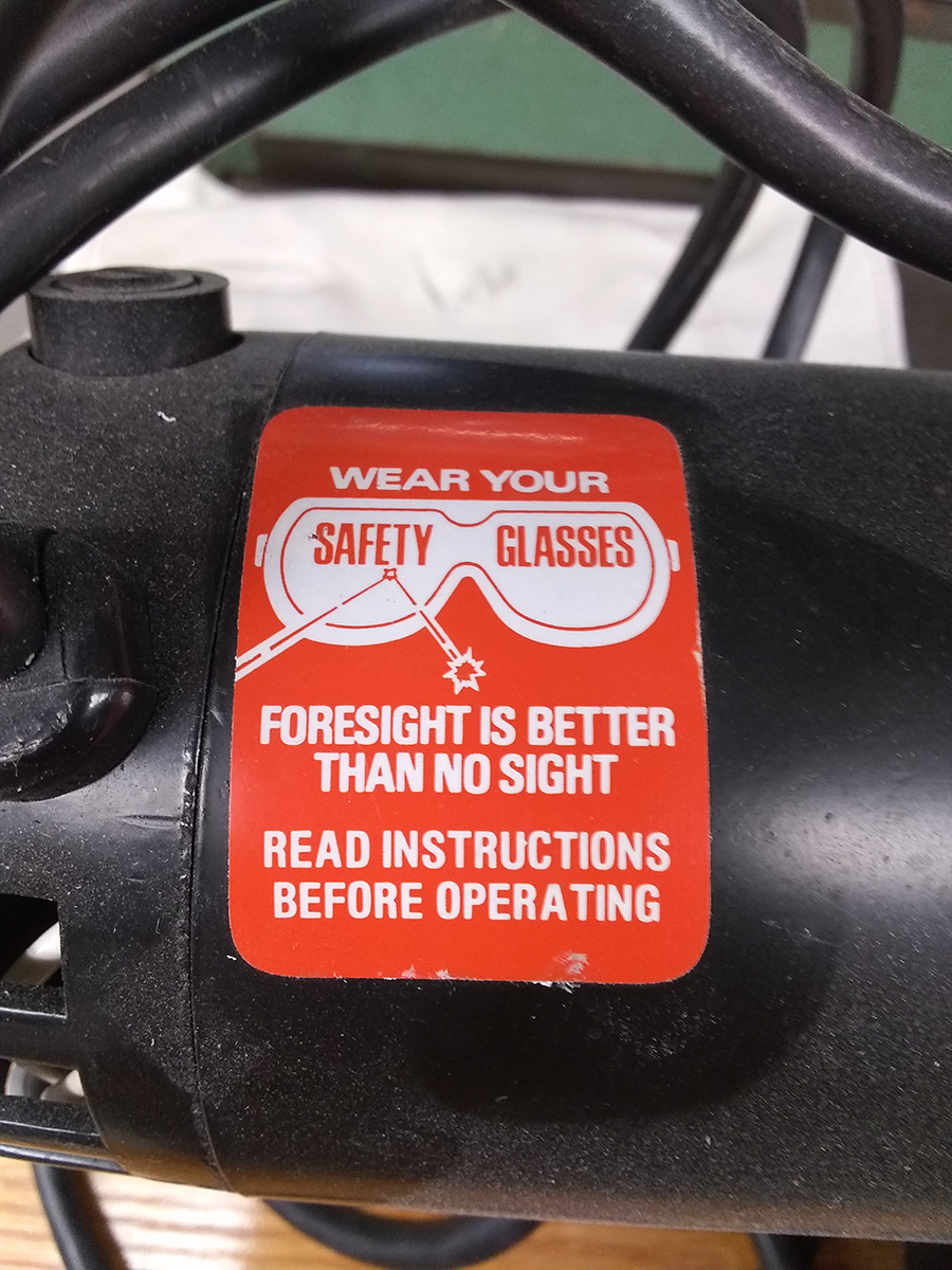 Label encouraging the use of safety glasses