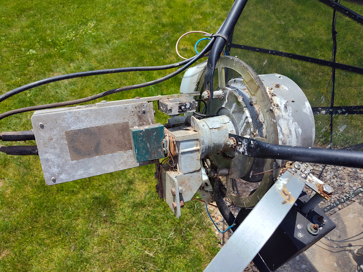 Interior electronics of radio telescope.